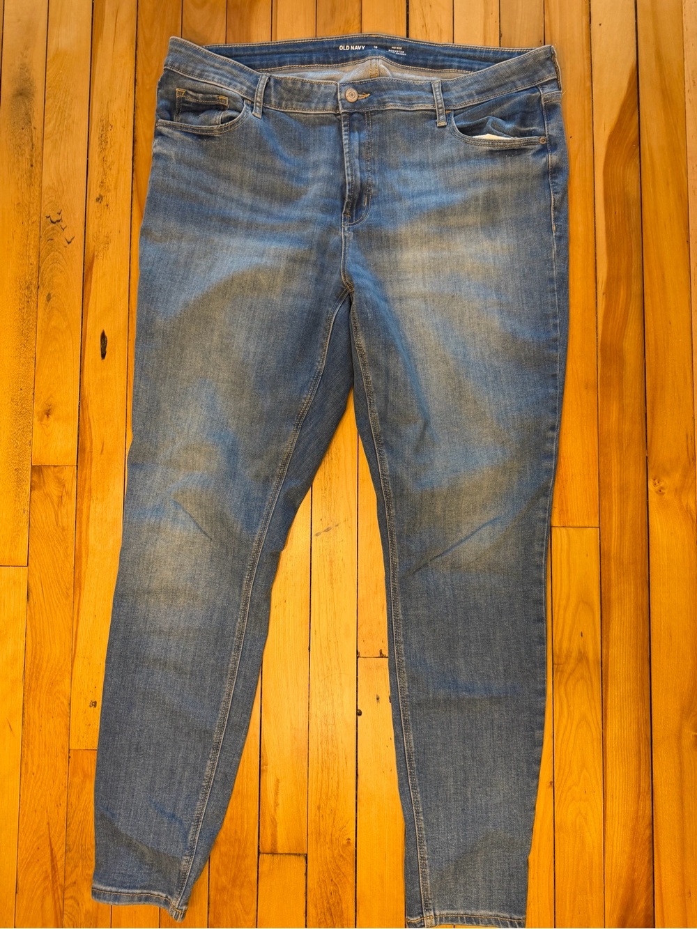 Old Navy Women's Light-Mid Wash Blue Skinny Jeans. Size 18 long